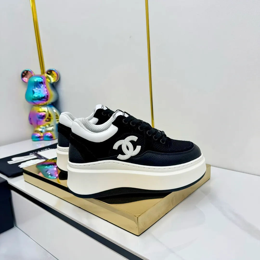👟👟Ex-factory price 600👟👟 Upgraded version, upgraded version, upgraded version! No rebuttal accepted! ! ! ! Chanel Chanel panda shoes! 2025 counter's top casual sports shoes. This classic design; the upper is electro-embroidered with a variety of techniques; the outsole is fashionable and sporty; the unusual inclusion of a variety of color matching elements... The diversified mix and match is very good-looking and versatile, and can be used for leisure, fashion, sports, and outdoor... ꫛꫀꪝ Go➫ Materials: ❶Upper made of: original imported first-layer silk cowhide + original waterproof cloth + original first-layer cowhide ❷Inner lining: Original Yangli+Net ❸Outsole based on: Original TPU combination outsole Counter boutique packaging complete set for women 35–41 👉 👉 👉 👉 👉